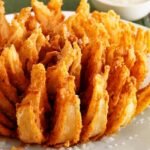 Cebola crocante tipo Outback empanada servida com molho caseiro