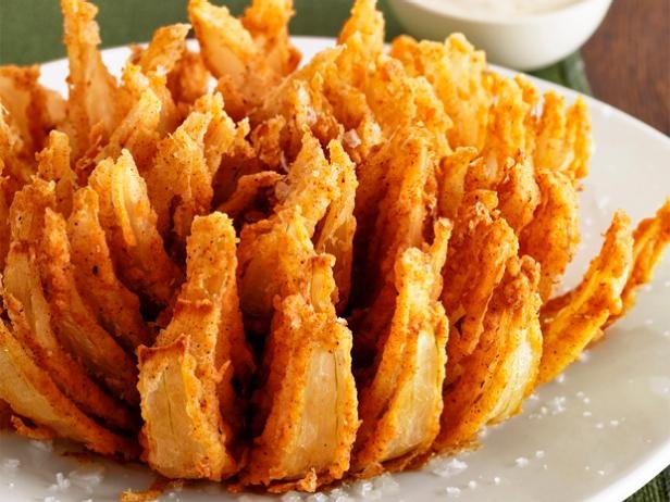 Cebola crocante tipo Outback empanada servida com molho caseiro