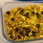 Caponata de repolho assado com uvas-passas, amendoim e temperos.
