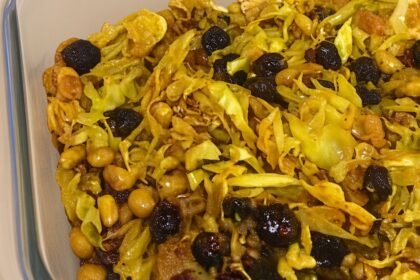 Caponata de repolho assado com uvas-passas, amendoim e temperos.