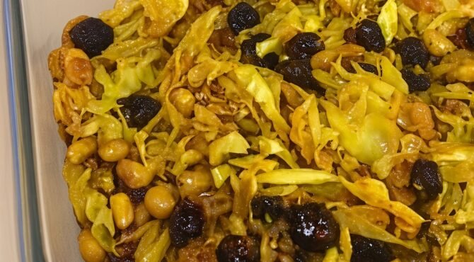 Caponata de repolho assado com uvas-passas, amendoim e temperos.
