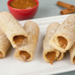 Churros de pão de forma recheados com doce de leite e cobertos com açúcar e canela