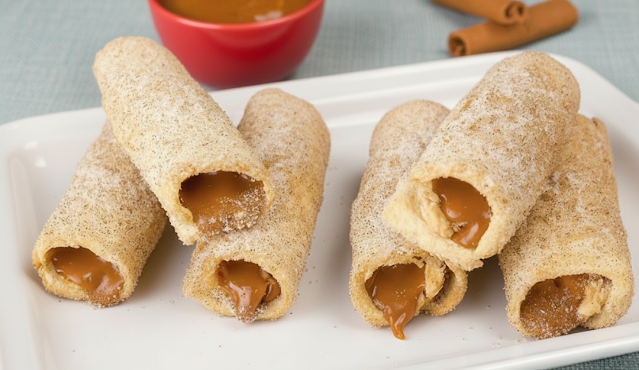 Churros de pão de forma recheados com doce de leite e cobertos com açúcar e canela