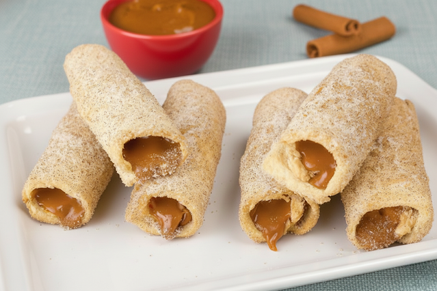 Churros de pão de forma recheados com doce de leite e cobertos com açúcar e canela
