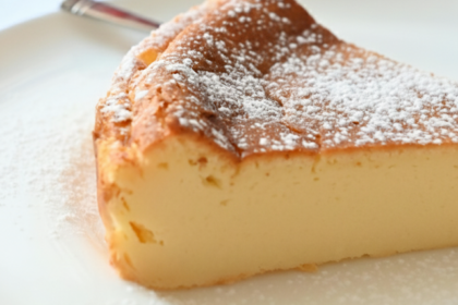 Pudim de coco cremoso com leite condensado e calda de caramelo