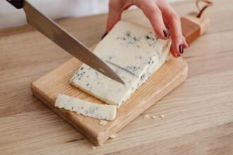 Queijo caseiro temperado com textura cremosa e pedaços de temperos