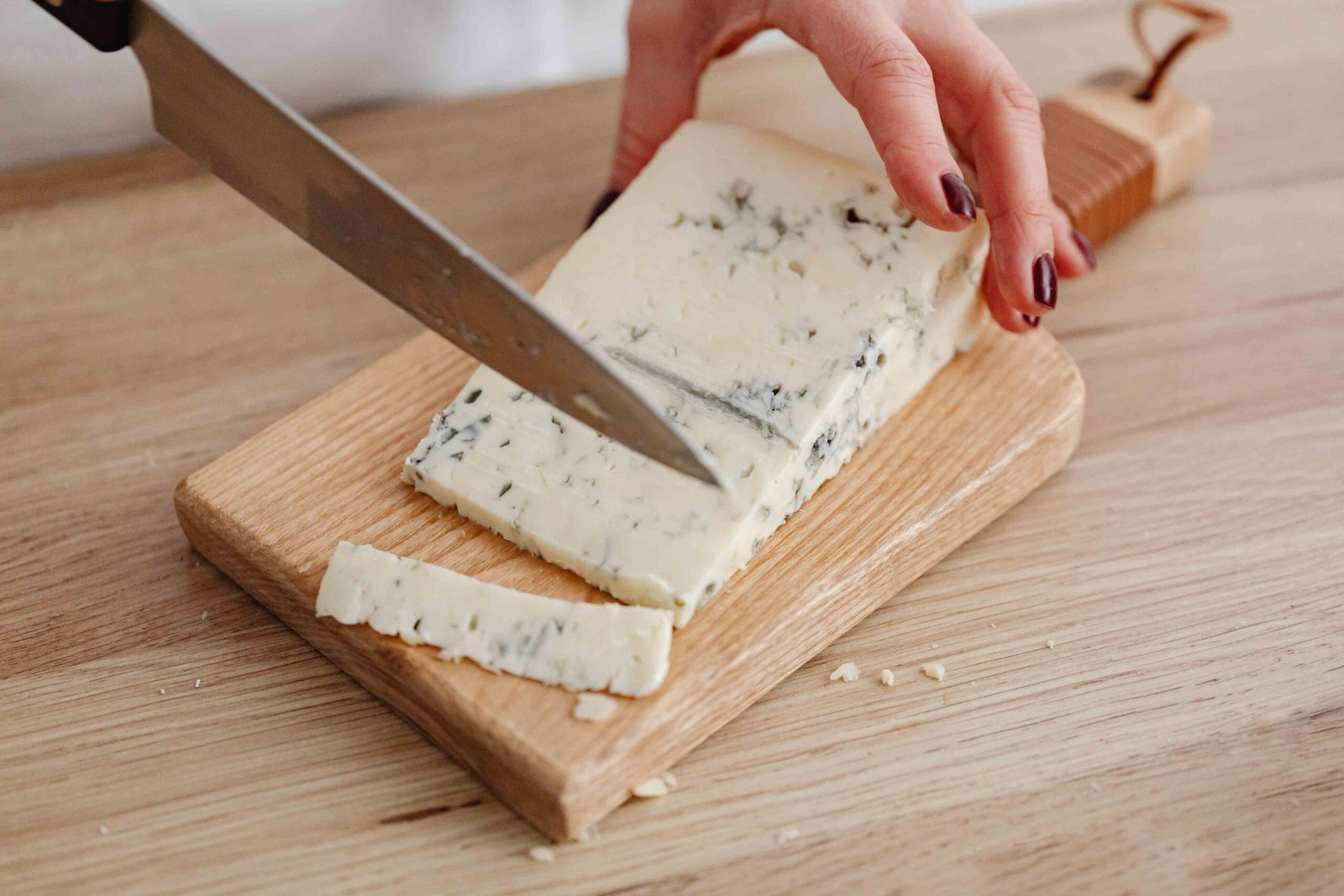 Queijo caseiro temperado com textura cremosa e pedaços de temperos