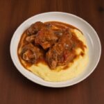 Rabada bovina com molho de tomate, agrião fresco e angu cremoso