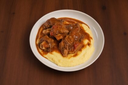 Rabada bovina com molho de tomate, agrião fresco e angu cremoso