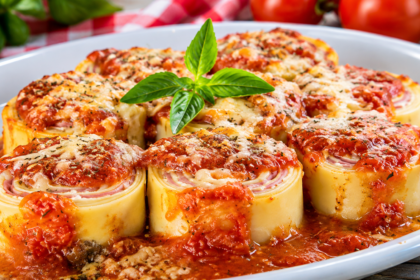 Rondelli de presunto e queijo ao molho de tomate com queijo gratinado e manjericão