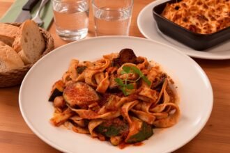 Macarrão caseiro em tiras com molho de tomate, abobrinha e ervas frescas.