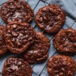 Cookie de micro-ondas com gotas de chocolate preparado em aproximadamente 2 minutos.