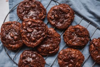 Cookie de micro-ondas com gotas de chocolate preparado em aproximadamente 2 minutos.