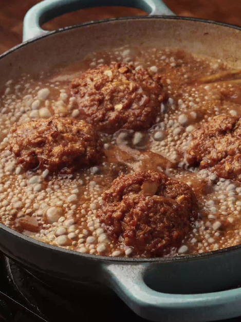 Almôndegas caseiras de carne moída cozinhando em molho de tomate temperado na panela.