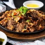 Tirinhas de carne acebolada com batatas