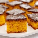 Bolo de cenoura fofinho com cobertura de chocolate durinha cortado em quadrados