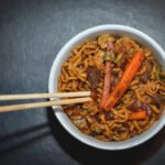 Yakisoba caseiro de carne com macarrão e legumes crocantes