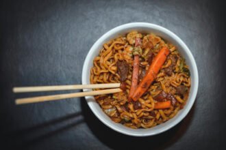 Yakisoba caseiro de carne com macarrão e legumes crocantes