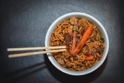 Yakisoba caseiro de carne com macarrão e legumes crocantes