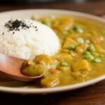 Caldo de frango com curry, cenoura, batata e abobrinha