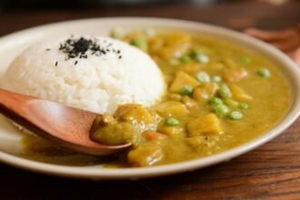 Caldo de frango com curry, cenoura, batata e abobrinha