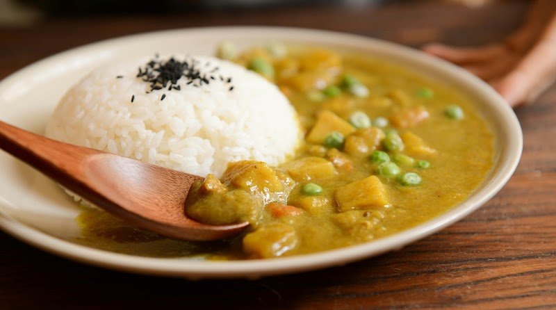 Caldo de frango com curry, cenoura, batata e abobrinha