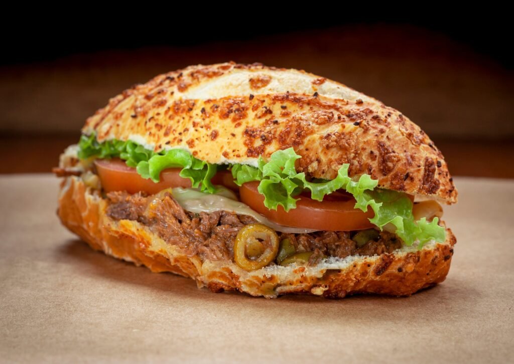 Ropa Vieja de carne desfiada servida em pão francês