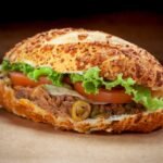 Ropa Vieja de carne desfiada servida em pão francês
