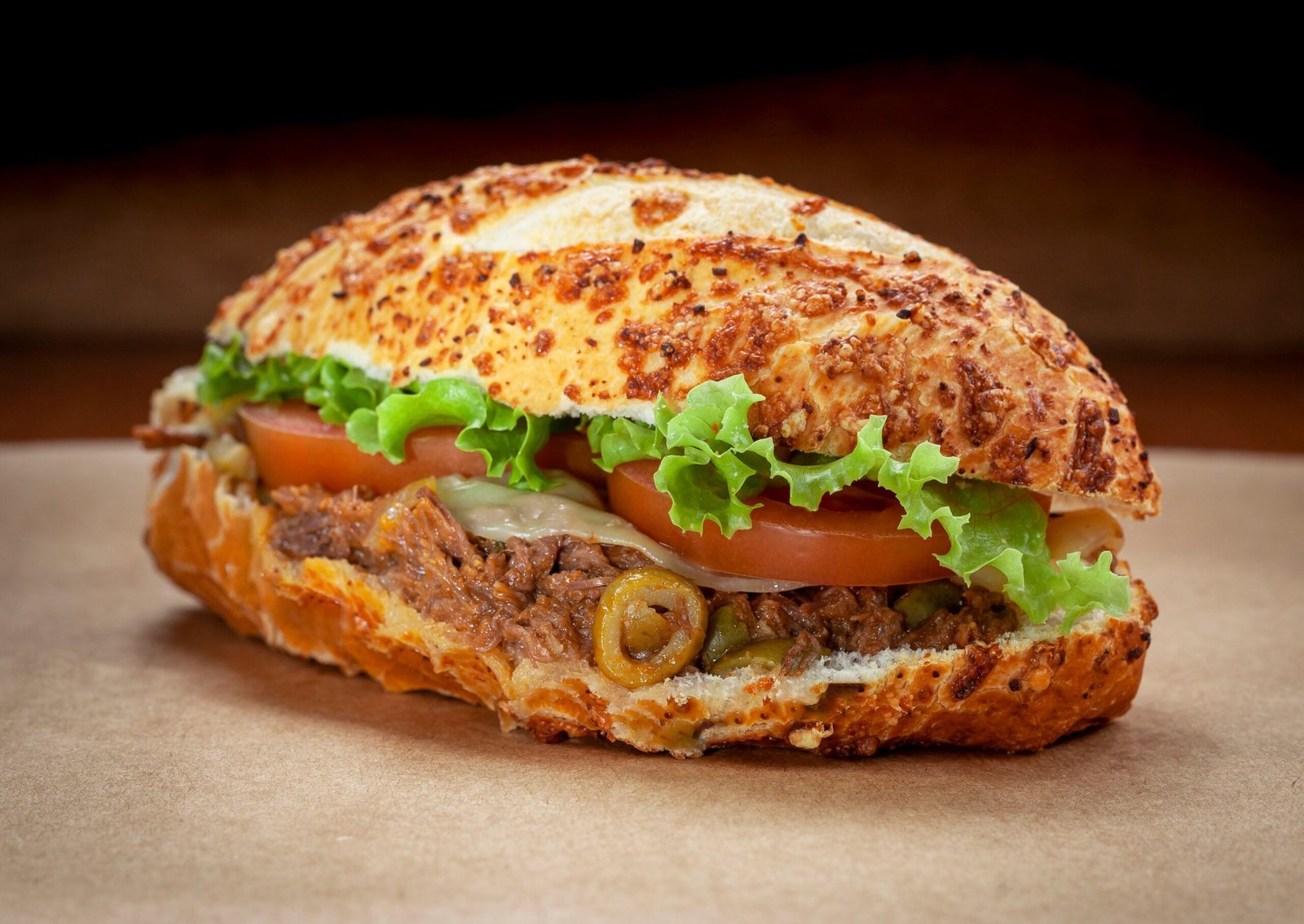 Ropa Vieja de carne desfiada servida em pão francês