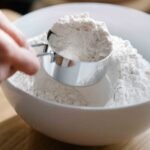 Comparação entre fermento químico em pó para bolos e fermento biológico para pães