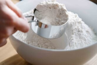 Comparação entre fermento químico em pó para bolos e fermento biológico para pães