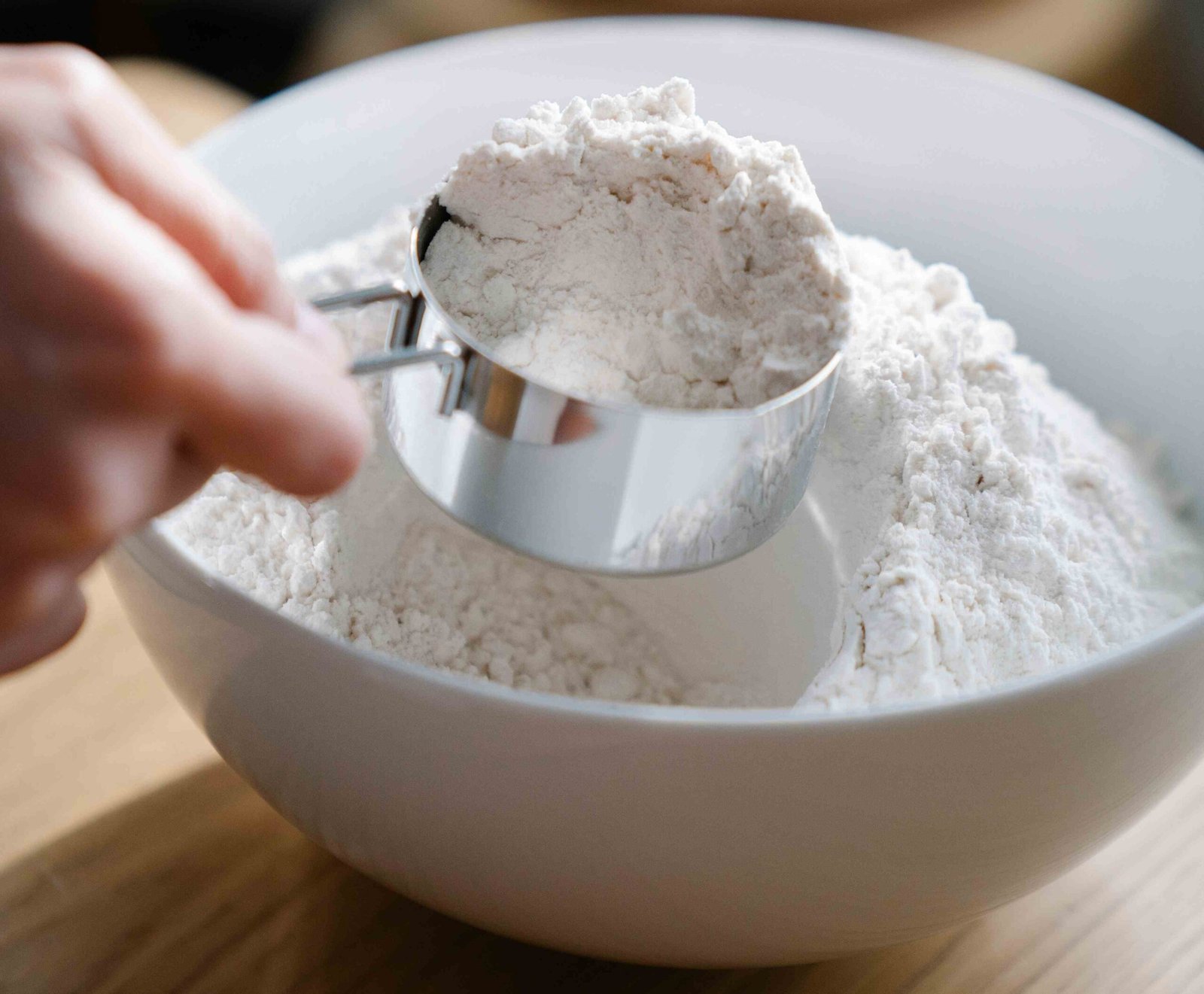 Comparação entre fermento químico em pó para bolos e fermento biológico para pães