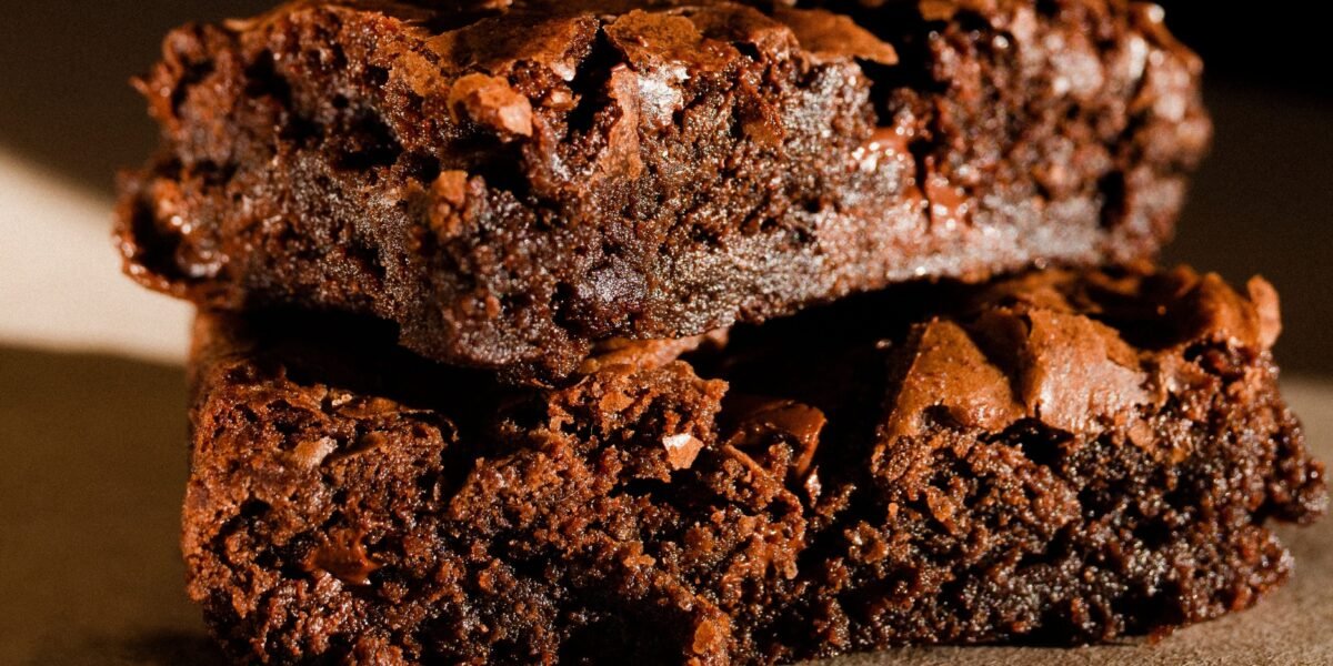 Bolo de Danette na frigideira com gotas de chocolate, receita fácil e molhadinha.