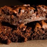 Bolo de Danette na frigideira com gotas de chocolate, receita fácil e molhadinha.
