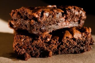 Bolo de Danette na frigideira com gotas de chocolate, receita fácil e molhadinha.