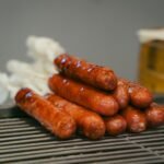 Salsicha caseira de frango preparada com temperos naturais.
