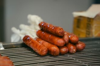Salsicha caseira de frango preparada com temperos naturais.