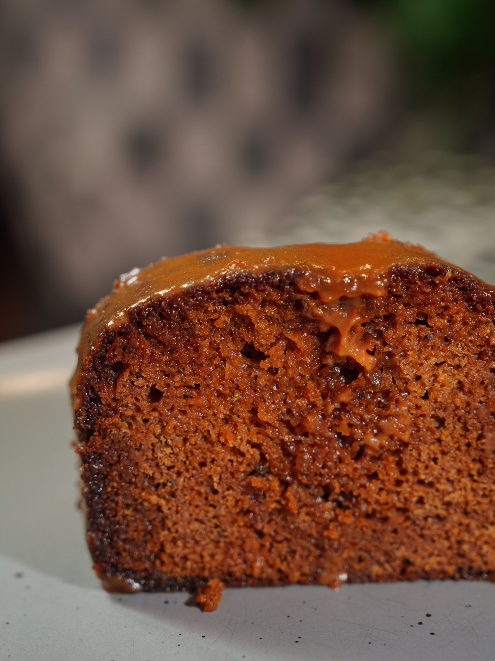 Bolo de biscoito Pocazoi com whey de chocolate e calda cremosa de cacau