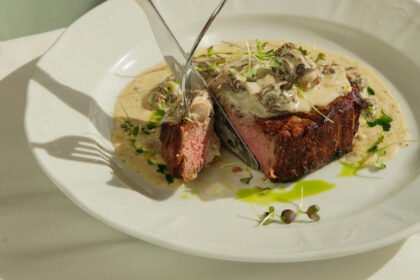 Picanha grelhada com requeijão cremoso, alho e cogumelos