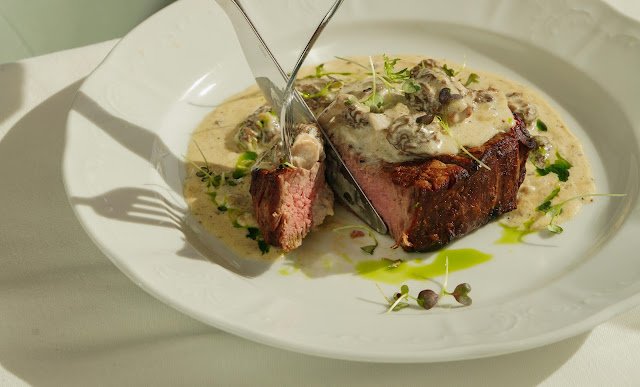 Picanha grelhada com requeijão cremoso, alho e cogumelos