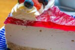 Pavê de Leite Ninho com cobertura de gelatina de morango, sobremesa gelada para o Natal.