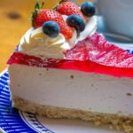 Pavê de Leite Ninho com cobertura de gelatina de morango, sobremesa gelada para o Natal.