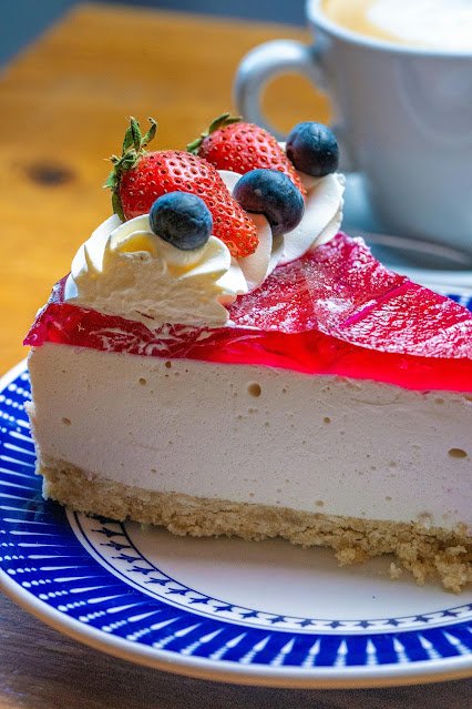 Pavê de Leite Ninho com cobertura de gelatina de morango, sobremesa gelada para o Natal.