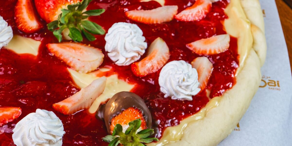 Pizza doce de morango com chocolate, chantilly e massa caseira