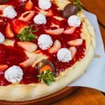 Pizza doce de morango com chocolate, chantilly e massa caseira