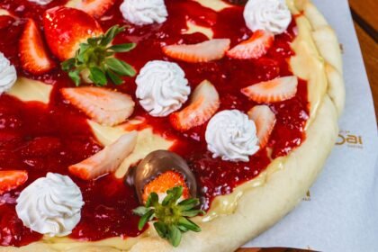 Pizza doce de morango com chocolate, chantilly e massa caseira