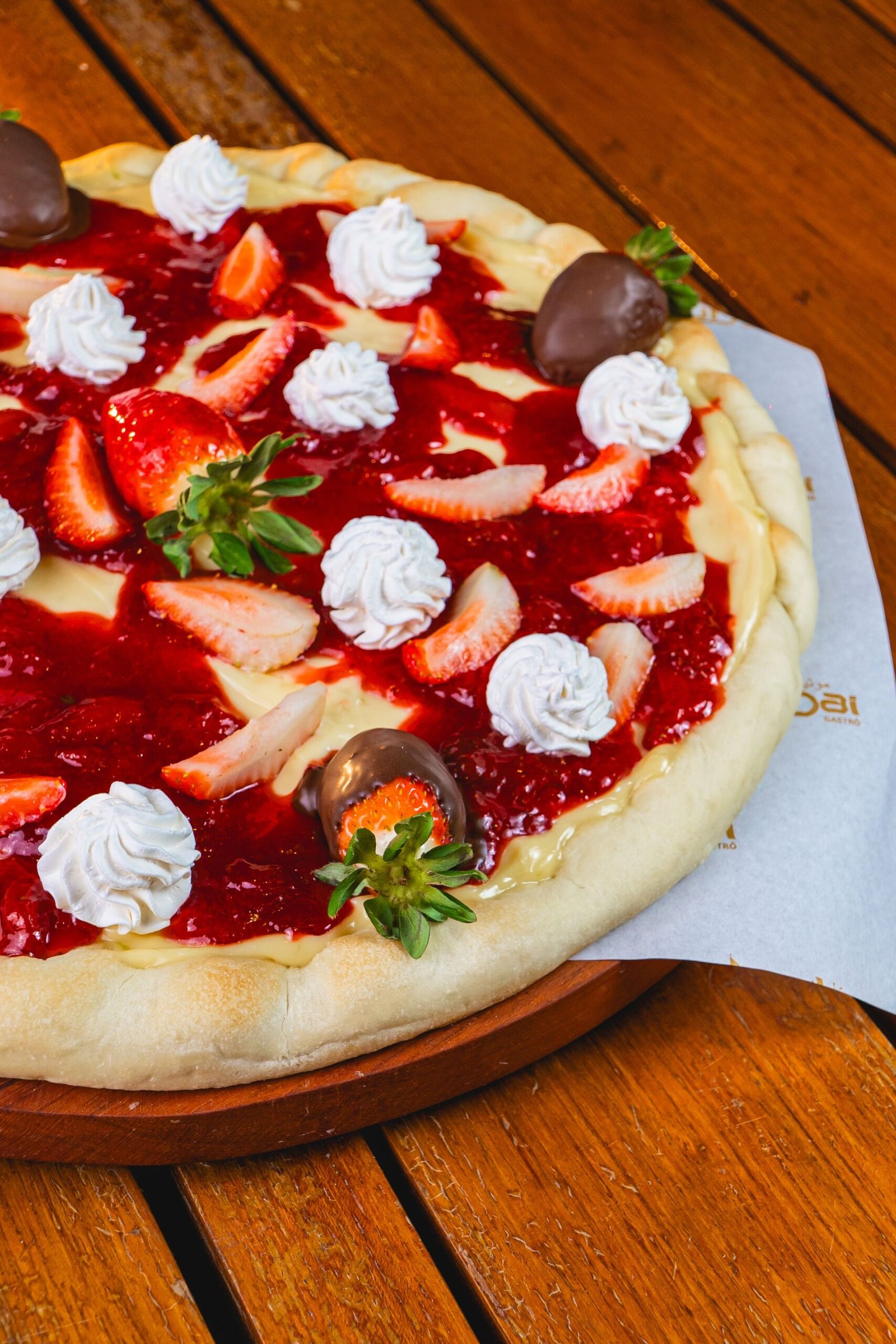 Pizza doce de morango com chocolate, chantilly e massa caseira