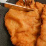 Filés de peixe empanados e dourados, com casquinha crocante.