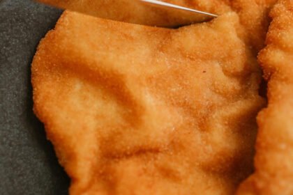 Filés de peixe empanados e dourados, com casquinha crocante.