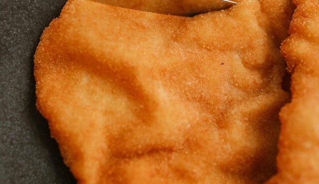 Filés de peixe empanados e dourados, com casquinha crocante.